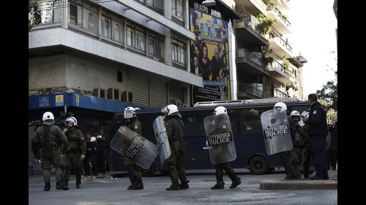 Οι πρώτες εικόνες από την επιχείρηση σε υπό κατάληψη κτήριο δίπλα στην ΑΣΟΕΕ